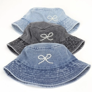 Chapeau bob en jean avec nœud en perles disponible en trois délavages assortis