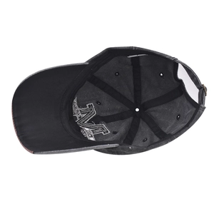 Vue détaillée de l'intérieur d'une casquette en coton délavé avec lettre M brodée et bandes noires