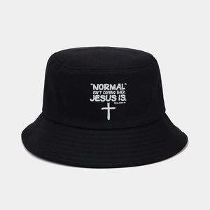 Détail du chapeau bob en coton noir avec impression de croix religieuse et texte blanc