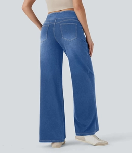 Detailansicht der Gesäßtaschen und Denim-Textur der blauen High-Waist-Jeans mit weitem Bein