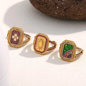 Détail de bagues vintage plaquées or 18K avec trèfle en émail et motifs de cœur