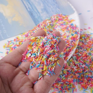 Bunte Polymer-Ton-Streusel für DIY-Schleim und Dessertdekoration in der Hand