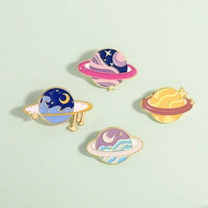 Vue détaillée de quatre broches en émail représentant des planètes et lunes pastel