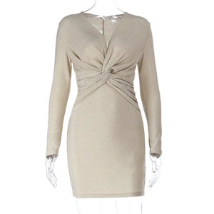 Detailaufnahme des goldenen Glitzerkleids mit tiefem V-Ausschnitt und Knotendetail