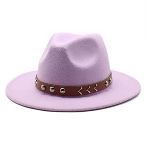 Détail d'un chapeau fedora en laine violet clair avec ruban en cuir et clous