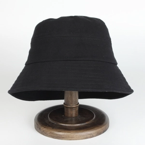 Coutures détaillées et texture du tissu d'un chapeau bob noir en coton plat