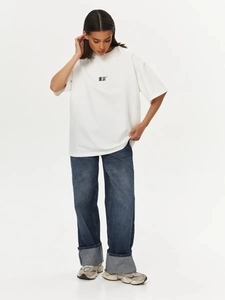 Χαλαρό λευκό βαμβακερό T-shirt με τύπωμα Τόκιο και φαρδύ μπλε τζιν παντελόνι