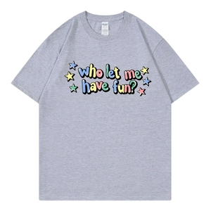 Lockeres meliertes graues Rundhals-T-Shirt mit buntem Who let me have fun Sternenprint