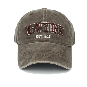 Detailaufnahme der Vintage-Baumwoll-Baseballkappe mit 3D-Stickerei New York