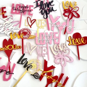 Decorazioni per torte di San Valentino in acrilico con cuori e scritte d'amore colorate