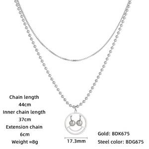 Détail du collier double couche en acier avec pendentif sourire et chaîne à billes