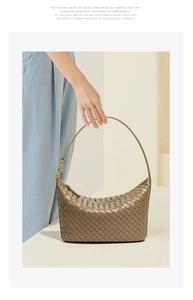 Dettaglio della borsa hobo in pelle intrecciata marrone con fibbia in metallo lucido