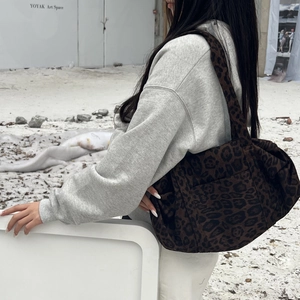 Dettaglio della pratica tasca laterale su questa grande borsa tote con stampa leopardata