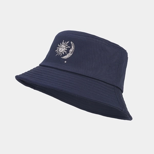 Dettaglio delle cuciture e del ricamo sole e luna sul cappello a secchiello blu