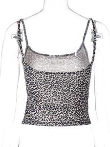 Dettaglio posteriore del crop top leopardato con spalline sottili su manichino