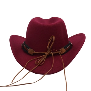 Dettaglio cappello cowboy in feltro bordeaux con fascia in pelle e fiocco di corda