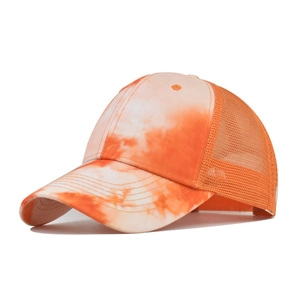 Dettaglio del cappello trucker tie-dye arancione con rete traspirante e cuciture rinforzate