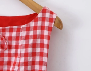 Vue détaillée du tissu à carreaux vichy rouge et blanc sur robe sans manches à col carré