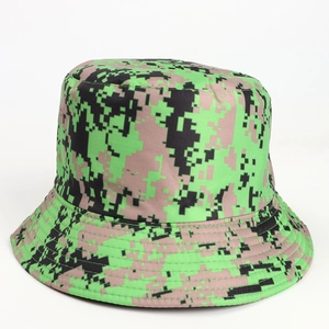 Vue de dessus d'un chapeau bob rigide avec motif camouflage numérique vert et marron