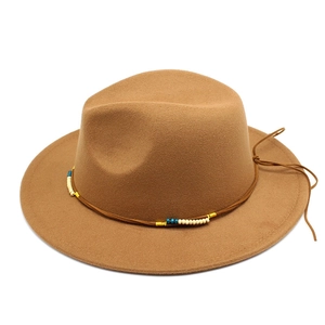 Dettaglio del cappello fedora in lana cammello con fascia in pelle con perline