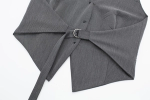 Détail du gilet gris foncé avec sangle arrière réglable et boucle en D argent