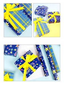 Détail du papier cadeau à carreaux bleus imprimé Happy Birthday avec des rubans jaunes
