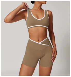 Détail du short à taille haute en V et du soutien-gorge de sport vert olive et blanc