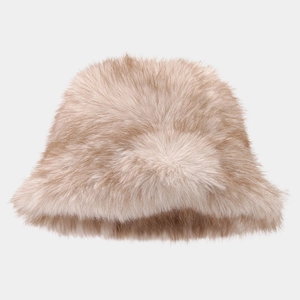 Vue détaillée de la texture douce en fausse fourrure du chapeau bob beige d'hiver