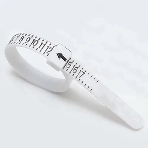 Detalle del medidor de anillos de PU blanco con escala de tallas USA y hebilla ajustable