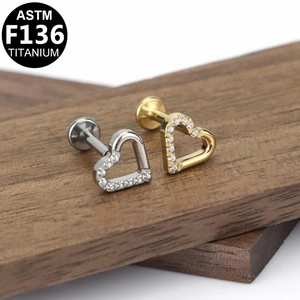 Piercing labret a cuore in titanio ASTM F136 con zircone in colori oro e argento