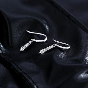 Elegant s925 silver water drop earrings with sparkling VVS1 moissanite on black leather