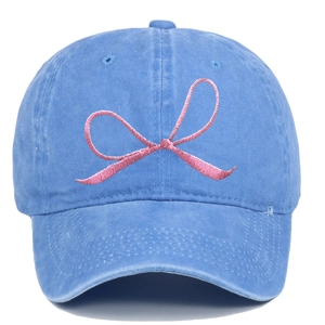 Detail der rosa gestickten Schleife auf blauer gewaschener Baumwoll-Baseballkappe im Retro-Stil