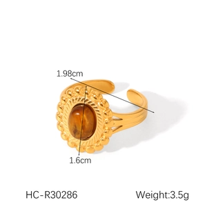 Dettaglio dimensioni anello vintage dorato con pietra occhio di tigre e sfere