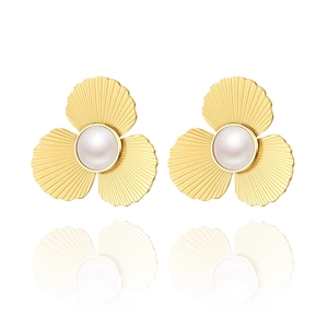 Boucles d'oreilles fleurs dorées avec trois pétales texturés et une perle centrale