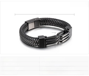 Vista dettagliata del bracciale in pelle intrecciata con chiusura magnetica in acciaio