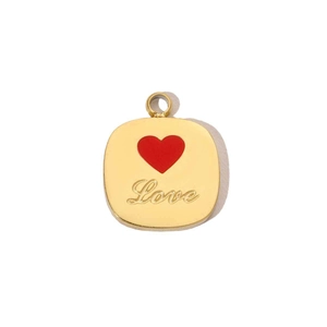 Détail d'un pendentif carré plaqué or 14 carats avec cœur rouge et gravure Love