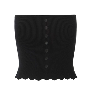 Detalle de top de tubo de punto acanalado negro con botones y dobladillo festoneado