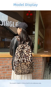 Zaino in ecopelliccia leopardata indossato da una modella su sfondo di mattoni rustici