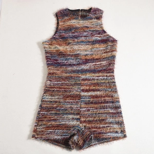 Détail à plat d'un barboteuse sans manches en maille pelucheuse multicolore texturée