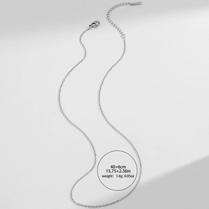 Dettaglio di una collana a catena box in acciaio inossidabile argento da 45 cm con chiusura