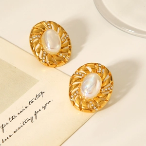 Dettaglio dell'orecchino in oro 18k con perla centrale e intarsio di strass luminosi