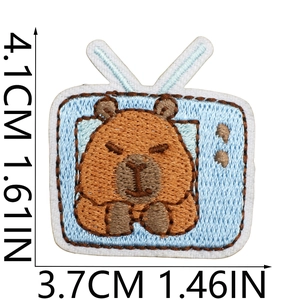 Vista dettagliata della misura di una toppa ricamata Capybara con cornice TV