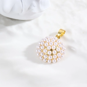 Détail d'un élégant pendentif en perles dorées sur une surface en céramique blanche