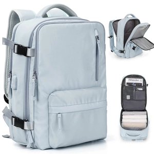 Mochila de viaje grande azul claro con múltiples compartimentos y apertura completa