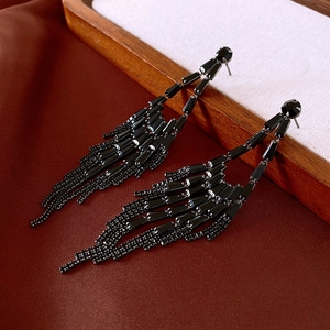 Détail de boucles d'oreilles pampilles noires avec perles à facettes et tiges en argent