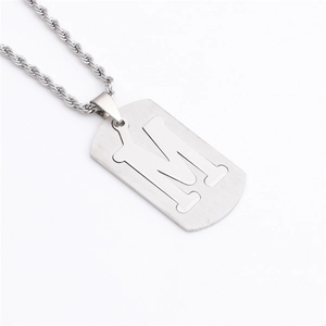 Collier plaque militaire en acier inoxydable brossé avec gravure de la lettre M