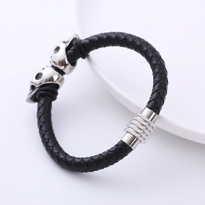 Geflochtenes schwarzes Lederarmband mit silbernen Totenköpfen und Magnetverschluss aus Metall