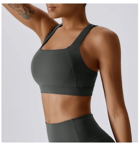 Vista laterale del set reggiseno sportivo grigio scuro e leggings a vita alta