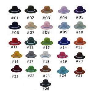 Μάλλινα καπέλα fedora με πλατύ γείσο και μπλε αλυσίδα σε 26 χρώματα σε λευκό φόντο