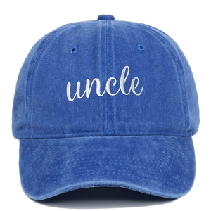 Nahaufnahme der Uncle-Stickerei auf einer gewaschenen blauen Vintage-Baumwollkappe